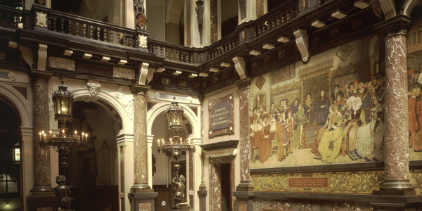 Het Schoon Verdiep met de muurschildering  “Toonkunst, De Toonzetter Benedicuts des Heertogen, met stadsspeellieden en zangers geneugte makende voor de nieuwe magistraat' van Hendrik Houben.